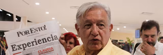 Andrés Manuel López Obrador envía saludos a la directora del periódico Por Esto!