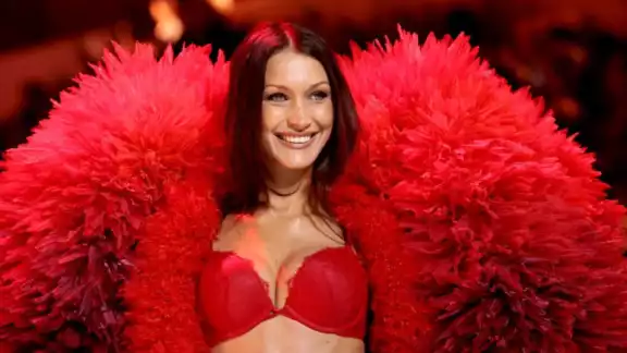 Bella Hadid en Victoria's Secret Fashion Show 2024 sorprendió con aparición.