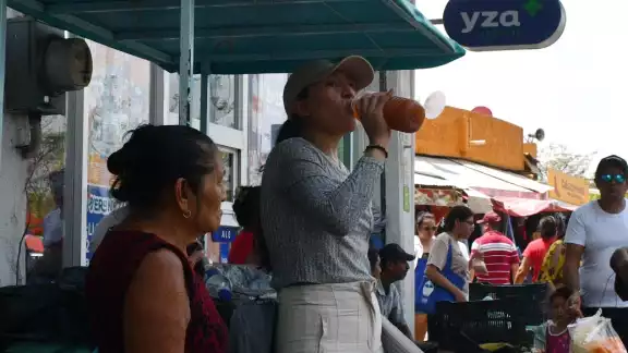Aumento de impuestos a bebidas azucaradas preocupa a comerciantes y familias