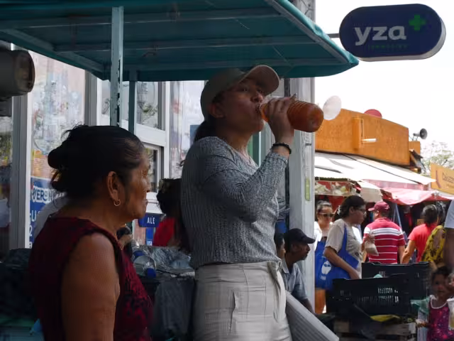 Aumento de impuestos a bebidas azucaradas preocupa a comerciantes y familias