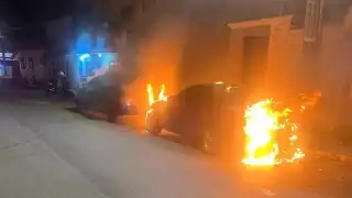 Violenta madrugada: Sujeto incendió dos vehículos frente a una casa en Cozumel