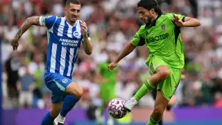 Raúl Jiménez inicia temporada como titular en empate dramático del Fulham 