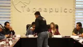 Suspenden a regidor de Tepeapulco, Hidalgo por ingresar ebrio a cabildo y atacar a sus compañeros 