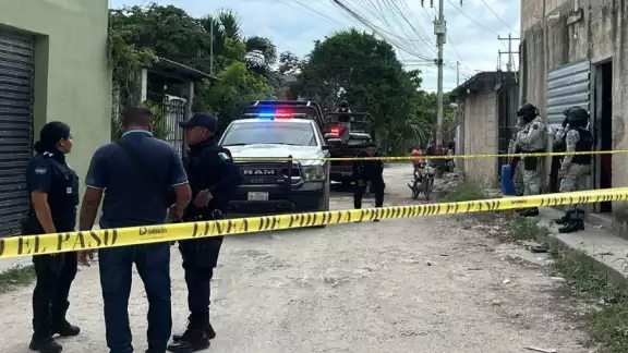 Agentes policiacos arribaron al lugar de los hechos en Cancún Agentes policiacos arribaron al lugar de los hechos en Cancún