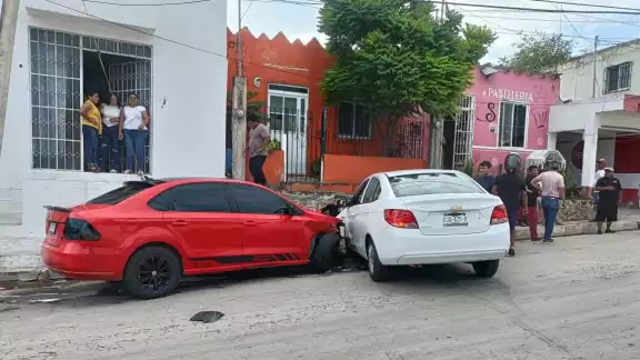 En Samulá, un conductor de Aveo perdió el control y chocó contra un auto estacionado y un muro de concreto. En Samulá, un conductor de Aveo perdió el control y chocó contra un auto estacionado y un muro de concreto.