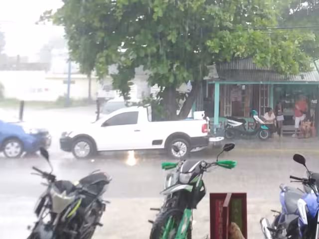 Huracán Berly tocó tierra en México, pero pasó lejos de Ciudad del Carmen, causando solo lluvias y vientos moderados sin inundaciones.