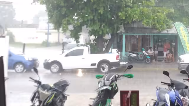 Huracán Berly tocó tierra en México, pero pasó lejos de Ciudad del Carmen, causando solo lluvias y vientos moderados sin inundaciones.