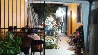 Familiares y amigos acompañaron a la mujer en su vivienda, ubicada en la zona continental de Isla Mujeres, para despedir al joven de 18 años