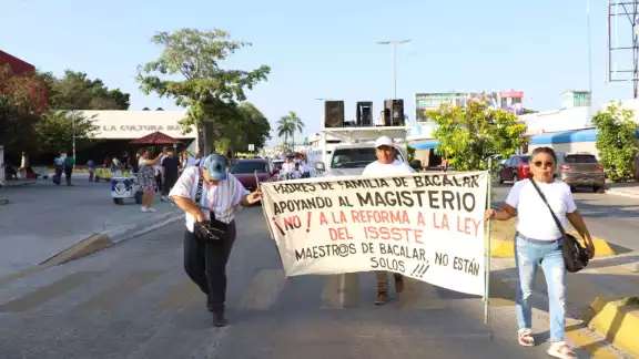 Marcha se une al plantón de maestros en el Palacio de Gobierno