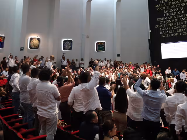 Ciudadanos entraron al Pleno para mostrar su incoformidad ante el Congreso.