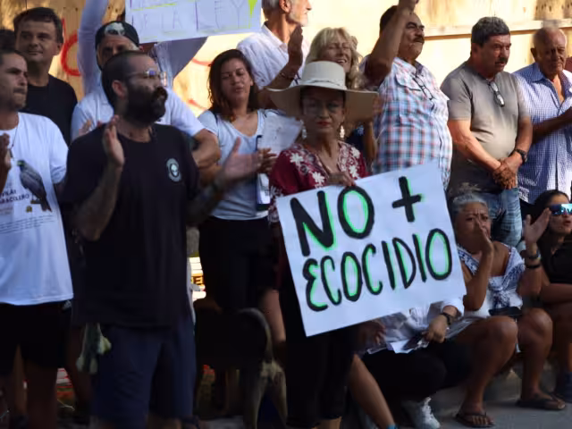 Al menos un centenar de personas se manifestaron en el sitio de construcción.