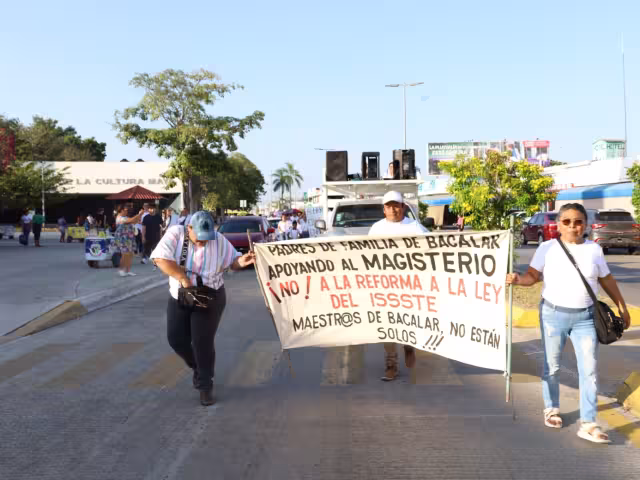 Marcha se une al plantón de maestros en el Palacio de Gobierno