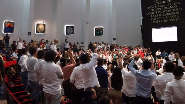 Ciudadanos entraron al Pleno para mostrar su incoformidad ante el Congreso.