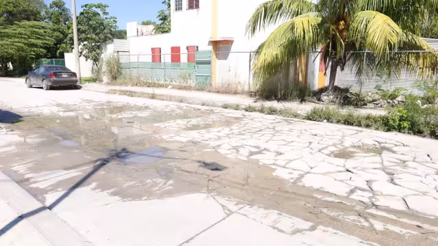 Ciudadanos en Chetumal siguen denunciando proliferación de baches.