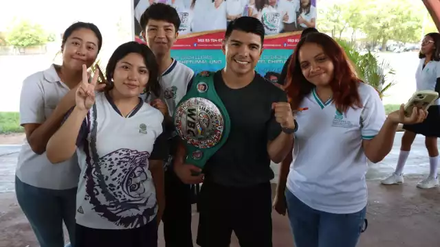 Los alumnos posaron felices junto al campeón quintanarroense.