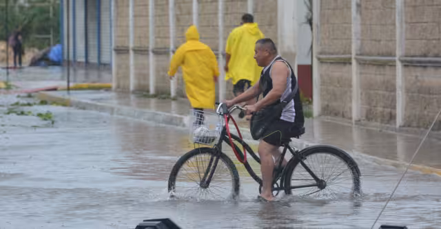 El Huracán Beryl se encuentra sobre el Mar Caribe y se pide a la población estar atenta antes las lluvias torrenciales que se sentirán en los próximos días