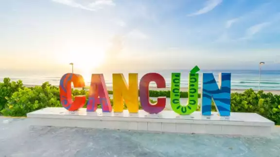 Las letras de Cancún son un sitio popular entre el turismo para fotografiarse Las letras de Cancún son un sitio popular entre el turismo para fotografiarse
