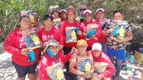 Las chelemeras son un grupo de mujeres originarias del puerto de Chelem, dedicadas a la restauración de los manglares Las chelemeras son un grupo de mujeres originarias del puerto de Chelem, dedicadas a la restauración de los manglares