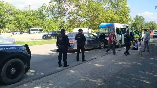 Elementos policiacos y de Protección Civil auxiliaron a los pasajeros.