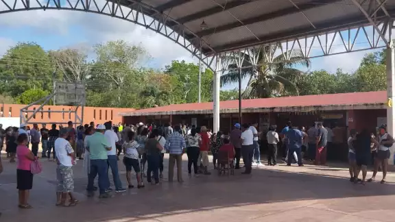 Hay varias personas que se mantienen en espera de la apertura Hay varias personas que se mantienen en espera de la apertura