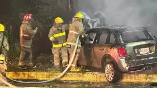 El conductor y ocupantes lograron salir rápidamente del vehículo antes de que fuera envuelto en llamas