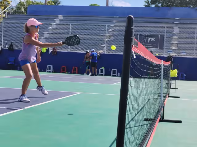 Turistas, extranjeros que habitan en Playa del Carmen y los mismos playenses se reúnen para jugar