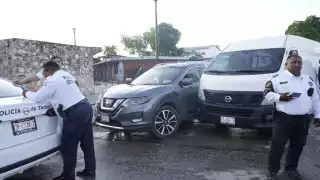 Furgoneta invade carril y provoca accidente en el primer cuadro de la Ciudad de Campeche