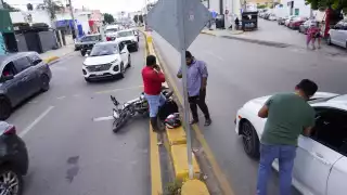 Conductor no respeta el alto y embiste a motociclista en Campeche