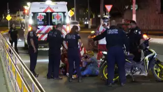 Conductora pierde el control de su motocicleta en el Malecón de Campeche