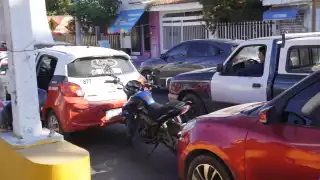 Accidente en Santa Ana, Campeche provoca bloqueo parcial y larga fila vehicular