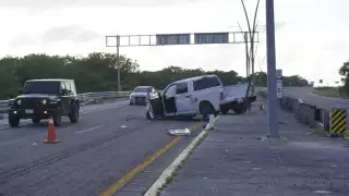 Conductor vuelca en periférico de Campeche y abandona su camioneta