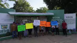  Estalla protesta en Castamay; padres de familia exigen destitución del director del CBTA 15 