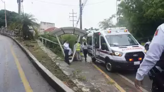 Pareja termina herida al derrapar en motocicleta en la Escénica, Campeche