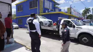 Ministeriales trasladan automóvil abandonado en Campeche por hallazgo sospechoso