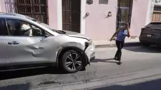 Motociclistas no respetan alto y se estrellan contra una camioneta en Campeche