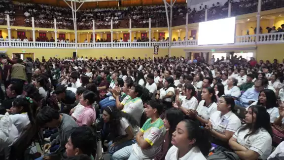 1,716 alumnos de nivel medio superior y superior recibieron computadoras para continuar sus estudios 1,716 alumnos de nivel medio superior y superior recibieron computadoras para continuar sus estudios