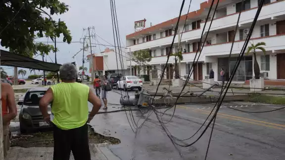 El incidente dejó un hombre lesionado, una mujer con crisis nerviosa y seis vehículos dañados.


