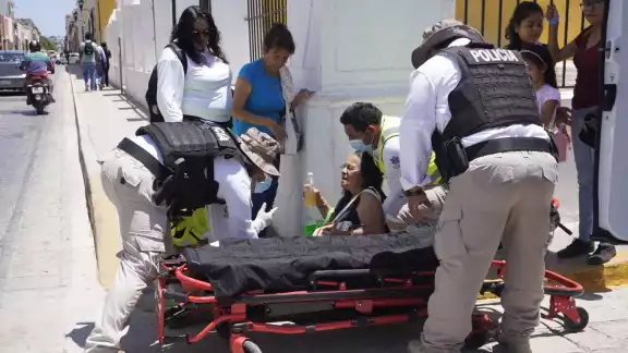 Septuagenaria resulta herida al tropezar con un bache en el Centro de Campeche