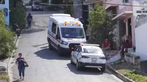 Pareja herida en accidente, mujer es llevada al hospital