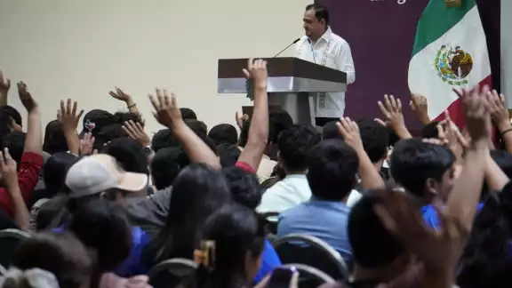 Entrega de becas en Campeche representa derrama económica millonaria