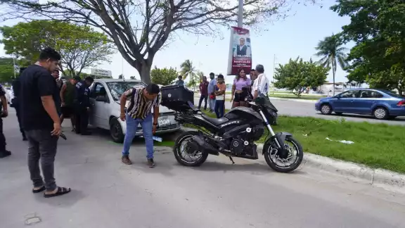 Percance vial en el muelle: motociclista proyectado contra parabrisas Percance vial en el muelle: motociclista proyectado contra parabrisas