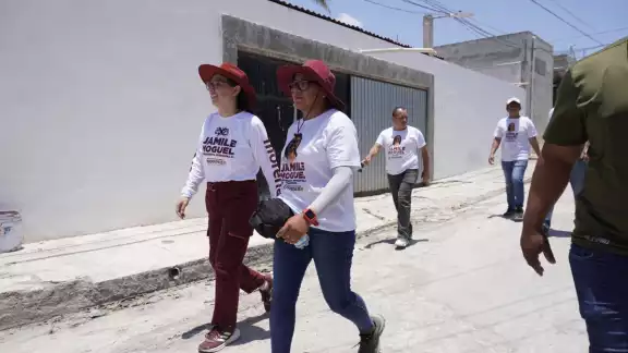 Jamile Moguel recorrió la colonia 20 de noviembre