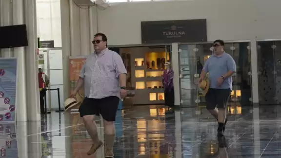 • Turistas con sombrero y bermudas, reuniones familiares y la demanda por conocer puntos turísticos son comunes en la terminal aérea. • Turistas con sombrero y bermudas, reuniones familiares y la demanda por conocer puntos turísticos son comunes en la terminal aérea.
