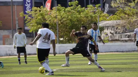 Los Weritos Jrs. y La Barra FC encabezan las semifinales del torneo de comunicadores