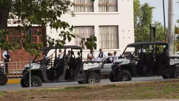 Los policías detuvieron el auto Nissan modelo Tsuru color plateado con placas de Quintana Roo Los policías detuvieron el auto Nissan modelo Tsuru color plateado con placas de Quintana Roo
