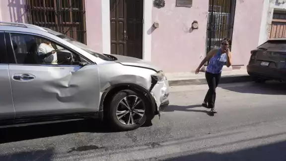 Una pareja chocó contra una camioneta en el barrio de Guadalupe. Una pareja chocó contra una camioneta en el barrio de Guadalupe.
