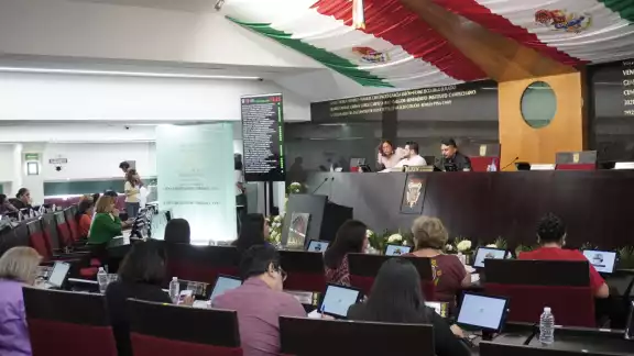 Legisladores del Congreso del Estado durante la votación de las reformas constitucionales.