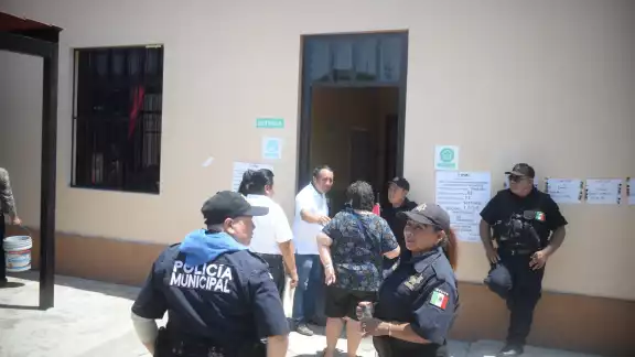 Elementos policiacos estuvieron presentes en varias casillas para cuidar la jornada electoral Elementos policiacos estuvieron presentes en varias casillas para cuidar la jornada electoral