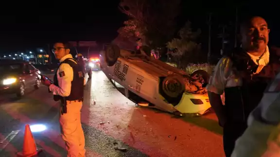Un vehículo terminó en pérdida total tras una volcadura en la Avenida Héroe de Nacozari