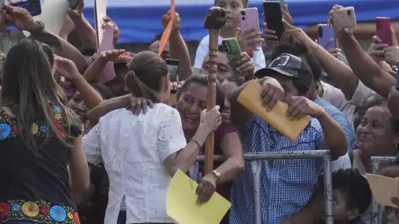 La Presidenta Claudia Sheinbaum recibió un pliego petitorio de campesinos campechanos. La Presidenta Claudia Sheinbaum recibió un pliego petitorio de campesinos campechanos.